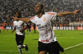 Danilo marcando gol sobre o Cruz Azul na Libertadores