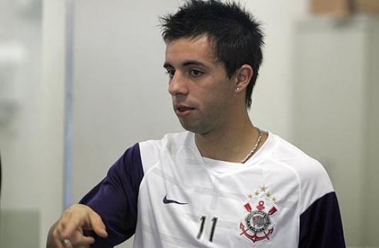 De Federico vestindo a camisa do Corinthians no treinamento