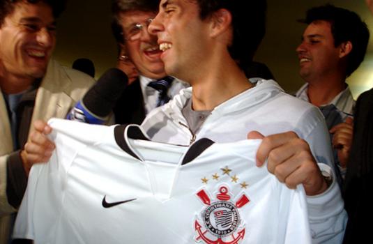 Defederico segurando a camisa do Corinthians