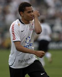 Dentinho comemora o primeiro gol pelo Corinthians
