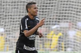 Dentinho comemorando gol sobre o São Paulo