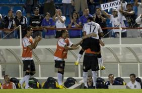 Dentinho comemorando o 10000 gol da histria do Corinthians