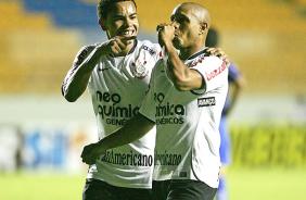 Dentinho e Roberto Carlos comemoram gol do Timo na vitria sobre o Santo Andr 