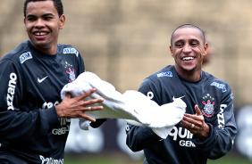 Dentinho e Roberto Carlos: descontrao na vspera do jogo decisivo para o Timo 