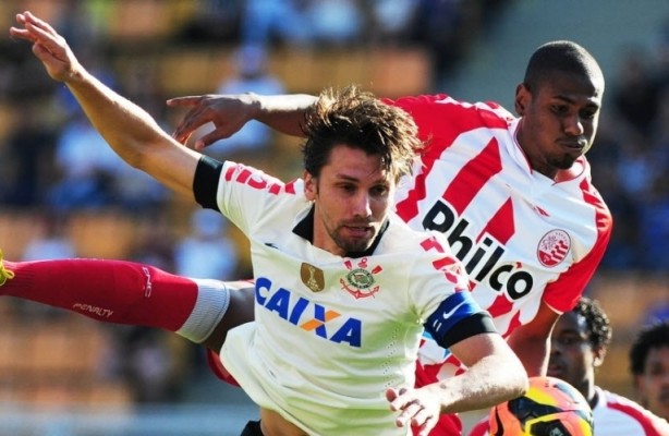 Desfalcado, o Corinthians chegou a ter o zagueiro Paulo Andr atuando como atacante