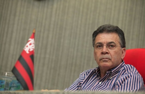 Dirigente do Flamengo falando merda, dirigindo um time de merda