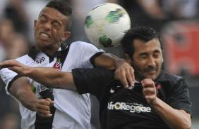 Douglas disputando bola na partida contra o Vasco
