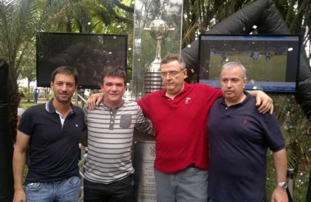 Dulio Alves, Andrs Sanchez, Mrio Gobbi e Roberto de Andrade com a rplica da Libertadores