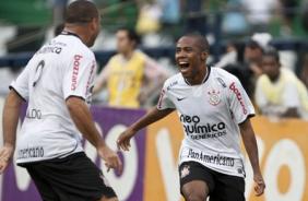 Elias comemora o primeiro gol do Corinthians com Ronaldo
