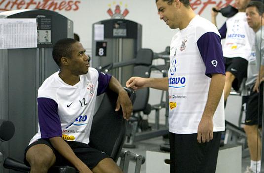 Elias conversa com Ronaldo durante treino do Corinthians no Parque So Jorge 