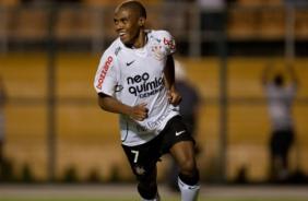 Elias marca os dois gols do Corinthians na virada sobre o Racing-URU, no Pacaembu
