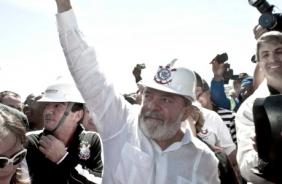Ex-presidente Lula comparece ao Itaquero e aprecia o contrato da obra da arena