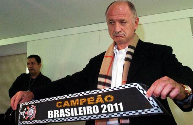 Felipão segurando a faixa do Corinthians como campeão brasileiro