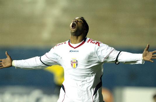 Fernandinho comemorando gol pelo Barueri