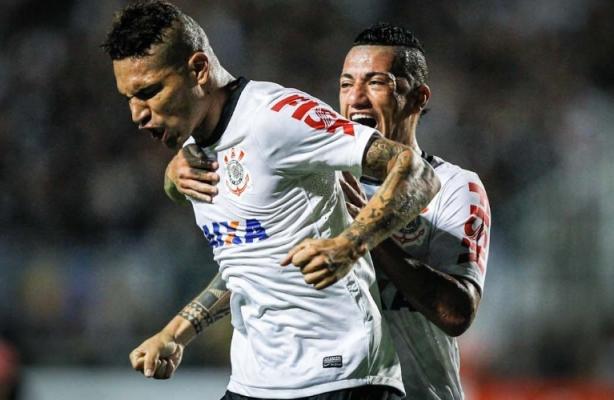 Guerrero comemora gol com jogada de Renato Augusto