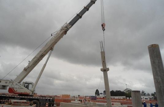 Guindaste ergue uma das pilastras do setor leste do Itaquero 
