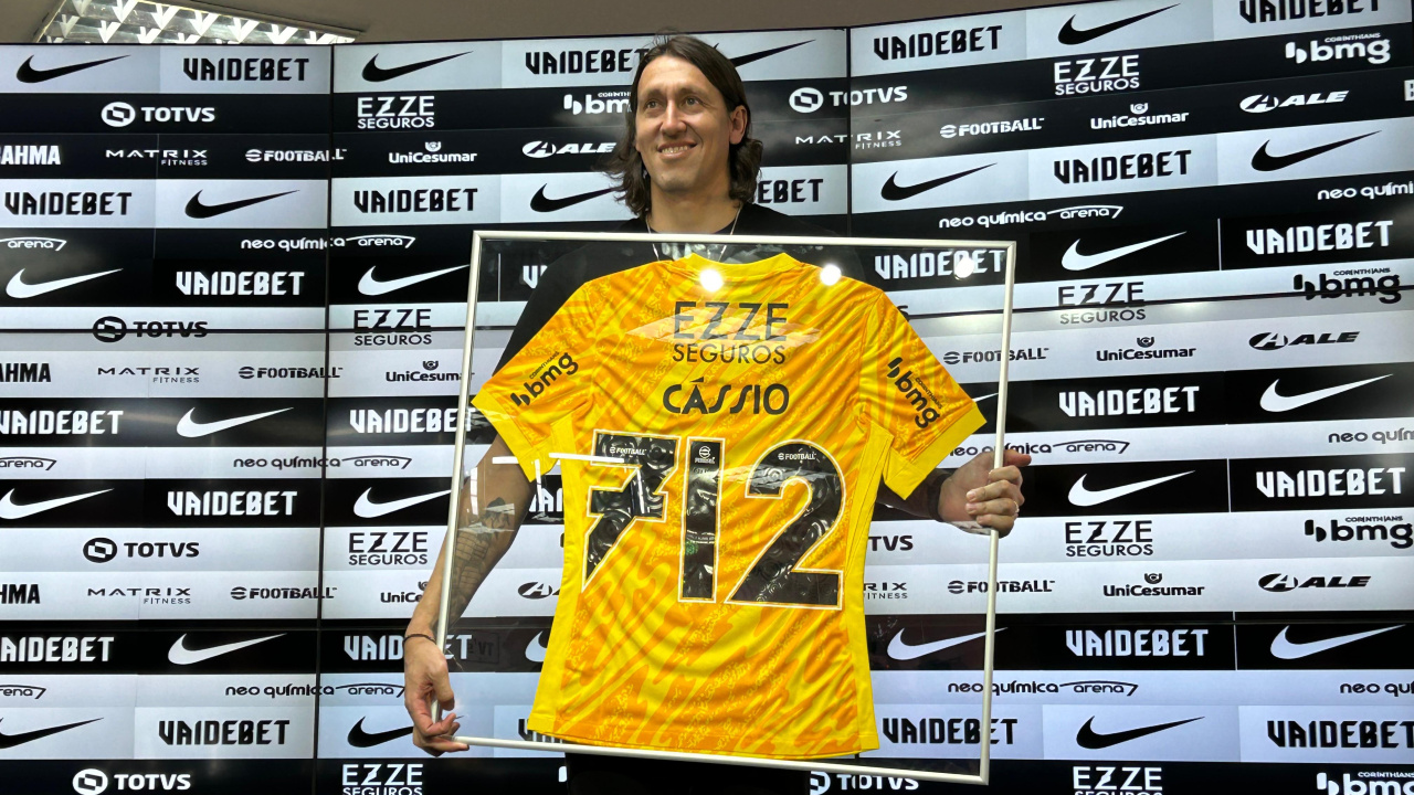 Cssio segura uma placa com a camisa comemorativa aos seus 712 jogos pelo Corinthians