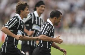 Iarley comemorando seu primeiro gol pelo Corinthians