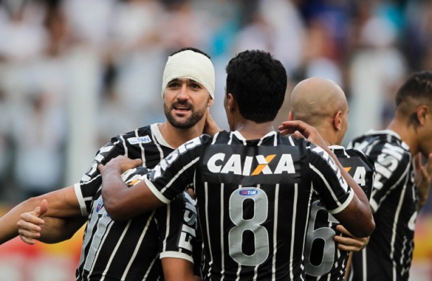 Jogadores comemoram o gol que garantiu o 27 ttulo do Paulista