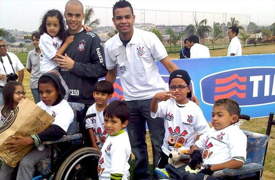 Jogadores do Corinthians com crianças da AACD