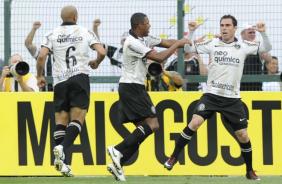Jogadores do Corinthians comemoram o gol sobre o Palmeiras