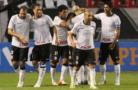 Jogadores do Corinthians comemoram um dos gols de Douglas contra o Flamengo