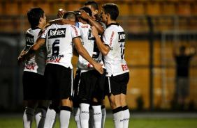 Jogadores do Corinthians comemorando o primeiro gol contra a Portuguesa