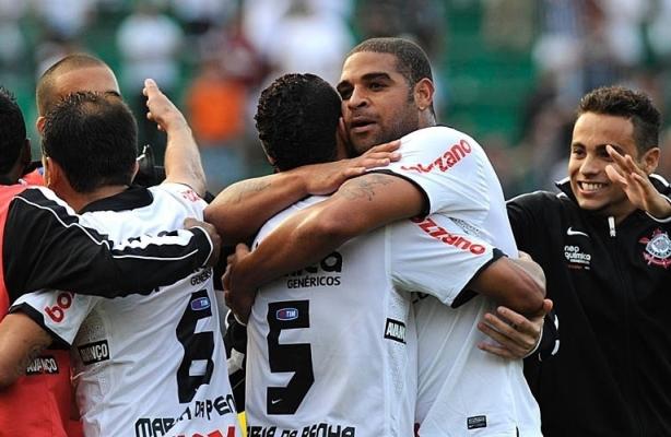 Jogadores do Corinthians comemorando o segundo gol contra o Atlético-MG