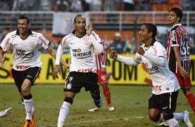 Jogadores do Corinthians comemorando um dos 5 gols da partida
