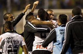 Jogadores do Corinthians foram comemorar os gols com o Adriano no banco de reservas