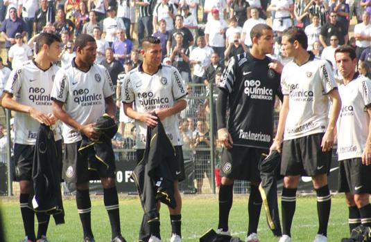 Jogadores pousando com a nova camisa do Corinthians