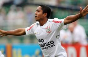 Jorge Henrique comemorando gol marcado contra o Palmeiras
