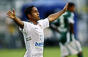 Jorge Henrique comemorando gol sobre o Palmeiras