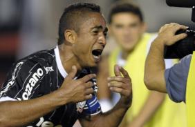 Jorge Henrique comemorando o primeiro gol do Corinthians