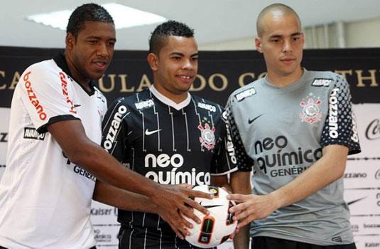 Jucilei, Dentinho e Júlio César apresentam as novas camisas do Corinthians