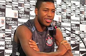 Jucilei sorri em entrevista no Corinthians