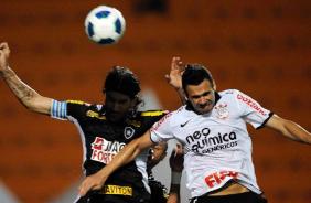 Leandro Castn disputando bola com Loco Abreu do Botafogo