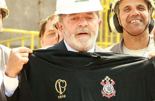 Lula com a camisa do centenrio do Corinthians