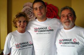 Lula com e a familia do presidente com a camiseta da campanha corinthiana