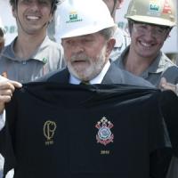 Lula recebe camisa alusiva ao centenrio corintiano
