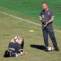 Mano orienta Danilo em treino do Corinthians