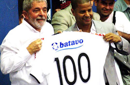 Marcelinho entrega uma camisa ao presidente Lula pelo centenrio do Timo 