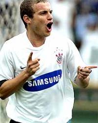 Marcelo Mattos comemora gol que deu uma vitria ao Corinthians em 2005