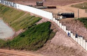 Muros erguidos no terreno do estdio do Corinthians