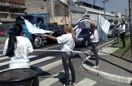 O Corinthians espalhou quase 300 meninas pelas ruas de So Paulo carregando bandeiras em preto e bra