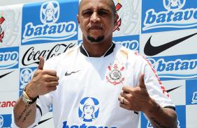 O lateral-esquerdo Roberto Carlos  apresentado ao Corinthians como principal reforo para 2010 