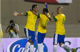 Paulinho comemora com Fbio Santos e Neymar, numa cena inusitada