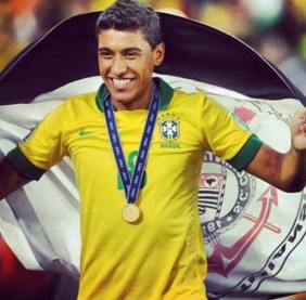 Paulinho esticava uma bandeira do Corinthians quando recebeu a medalha da Seleo