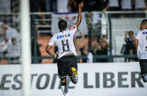 Paulinho fez o terceiro gol do Corinthians
