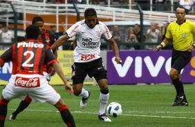 Paulinho marcou o primeiro gol do Corinthians neste domingo